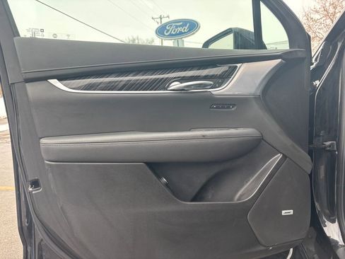 Used 2025 Cadillac XT6 Premium Luxury image 14