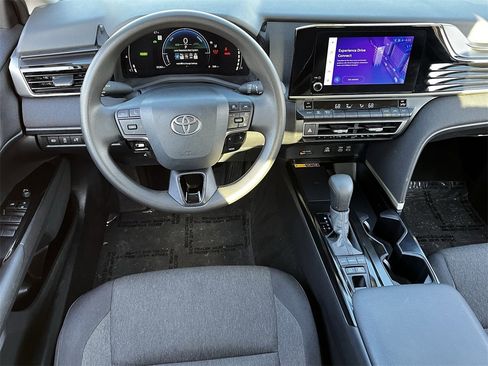 Used 2025 Toyota Camry LE image 10