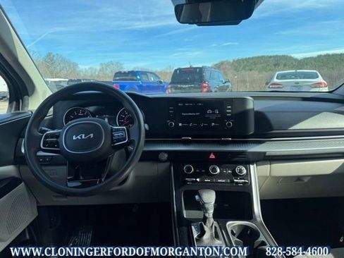 Used 2023 Kia Carnival LX FWD image 19