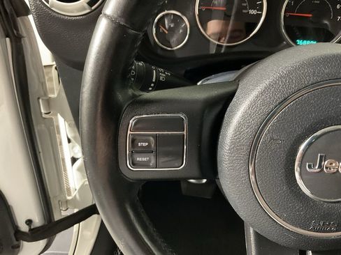 Used 2018 Jeep Wrangler Sahara image 24