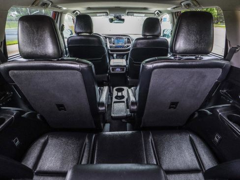 Used 2019 Toyota Highlander XLE AWD/4WD image 38