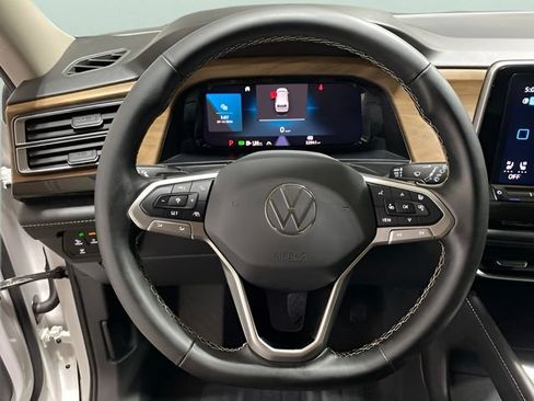 Used 2025 Volkswagen Atlas SE AWD/4WD image 13