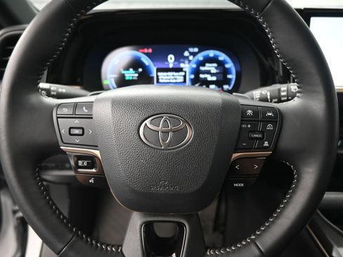 Certified 2025 Toyota Crown Signia image 27