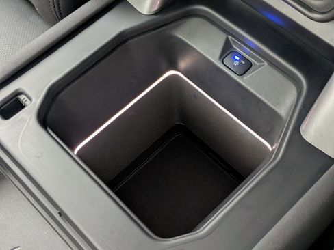 Used 2023 Land Rover Defender 130 X-Dynamic SE image 23