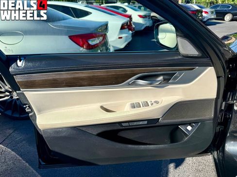 Used 2018 BMW 740i xDrive AWD/4WD image 8