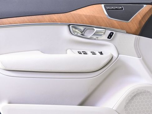 Certified 2022 Volvo XC90 T5 Momentum w/ Advanced Package image 8