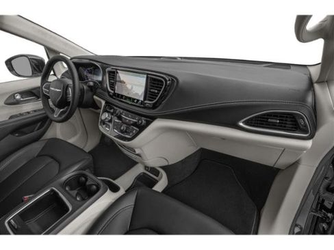 Used 2024 Chrysler Pacifica Select image 18
