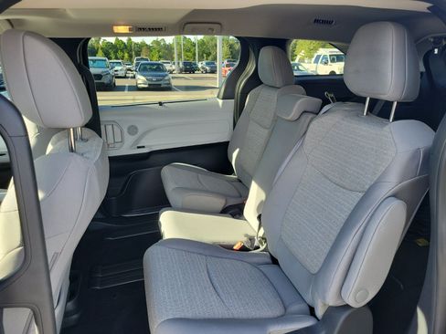Used 2025 Toyota Sienna LE w/ LE Plus Package AWD/4WD image 28