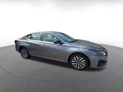 Used 2026 Nissan Altima 2.5 SV FWD image 2