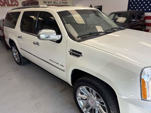 Used 2011 Cadillac Escalade ESV Platinum image 4