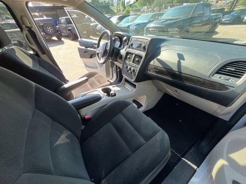 Used 2016 Dodge Grand Caravan SXT w/ Rear Park Assist Package FWD image 11