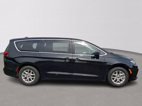 Used 2024 Chrysler Pacifica Touring-L FWD image 7