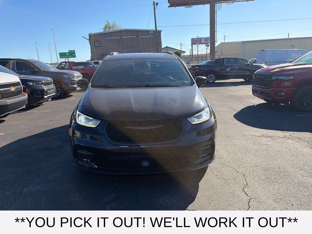 Used 2025 Chrysler Pacifica Limited FWD image 2