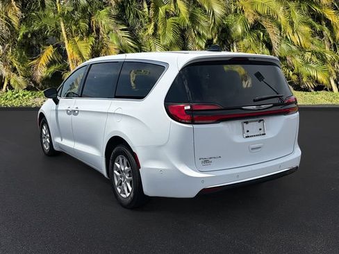 Used 2025 Chrysler Pacifica Select FWD image 8