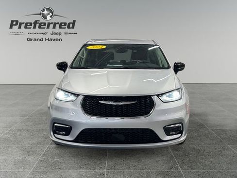 Used 2024 Chrysler Pacifica Touring-L FWD image 11