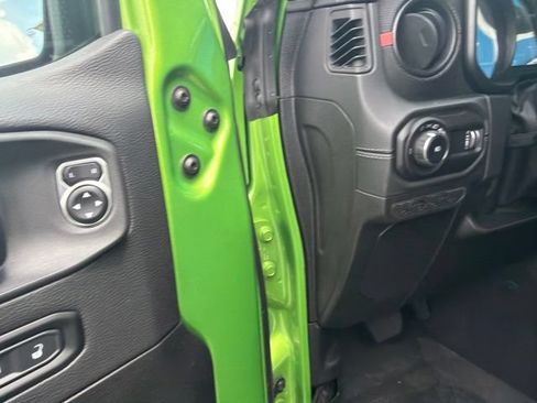Used 2025 Jeep Wrangler Unlimited Rubicon AWD/4WD image 11
