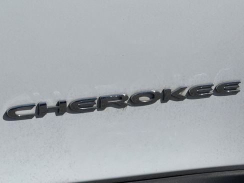 Used 2019 Jeep Cherokee Latitude Plus w/ Comfort/Convenience Group image 22