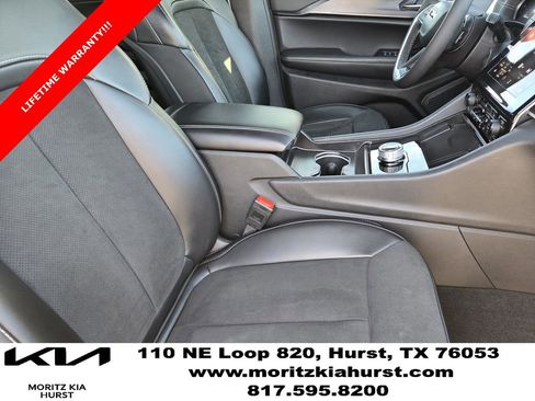 Used 2025 Jeep Grand Cherokee L Laredo image 19