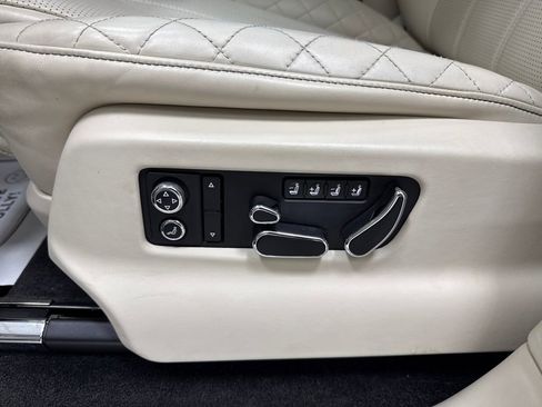 Used 2017 Bentley Bentayga image 23