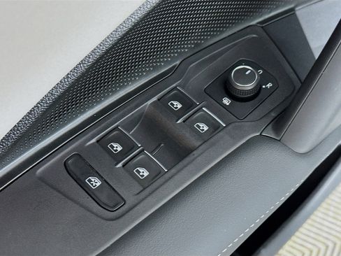 New 2025 Volkswagen Tiguan SE image 17