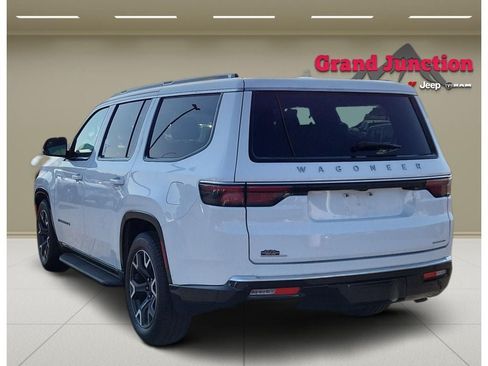 Used 2023 Jeep Wagoneer Series III w/ Preferred Equipment Group AWD/4WD image 4