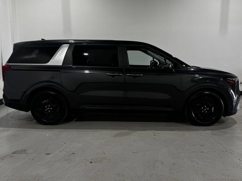 Used 2025 Kia Carnival FWD image 23