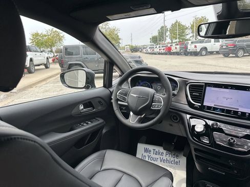 New 2026 Chrysler Pacifica Select image 54