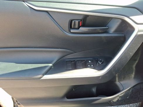 Used 2019 Toyota RAV4 LE AWD/4WD image 13