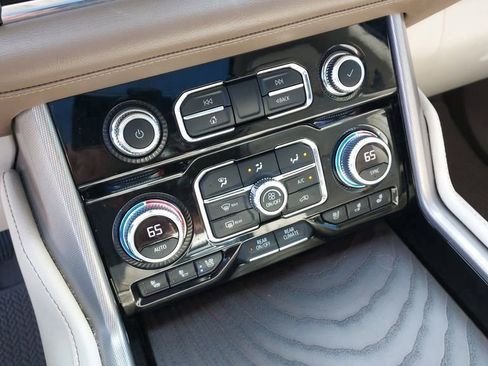 Used 2022 GMC Yukon XL Denali w/ Denali Premium Package image 17