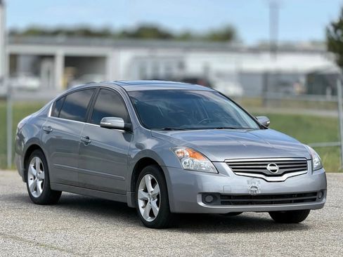 Used 2009 Nissan Altima 3.5 SE image 1