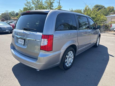 Used 2016 Chrysler Town & Country LX image 7