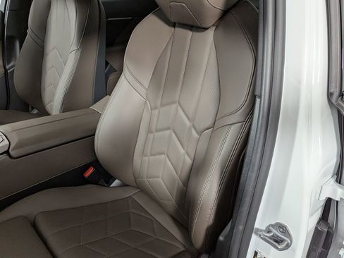 Used 2025 BMW 530i xDrive AWD/4WD image 18