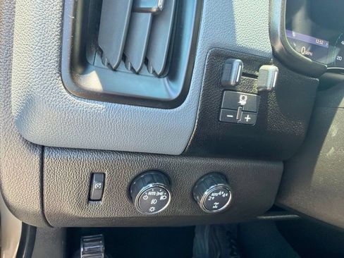 Used 2022 Chevrolet Colorado Z71 w/ Safety Package AWD/4WD image 24