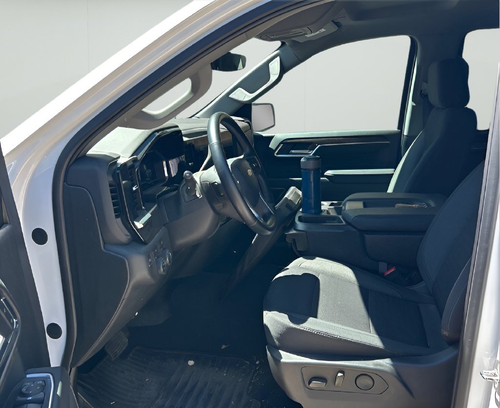 Used 2023 Chevrolet Silverado 1500 LT AWD/4WD image 4