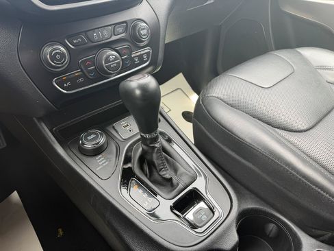 Used 2019 Jeep Cherokee Limited w/ Luxury Group AWD/4WD image 23