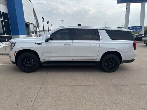 Used 2025 GMC Yukon XL Denali w/ Advanced Technology Package image 2