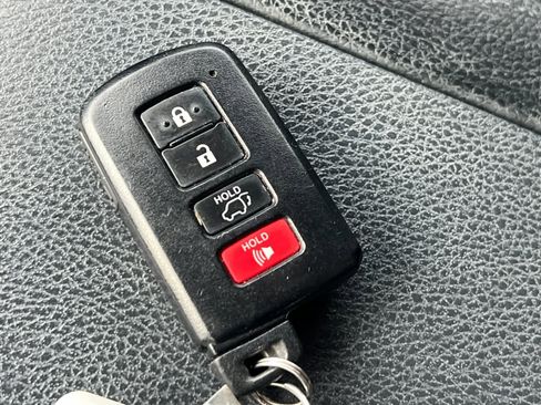 Used 2019 Toyota Highlander XLE image 29