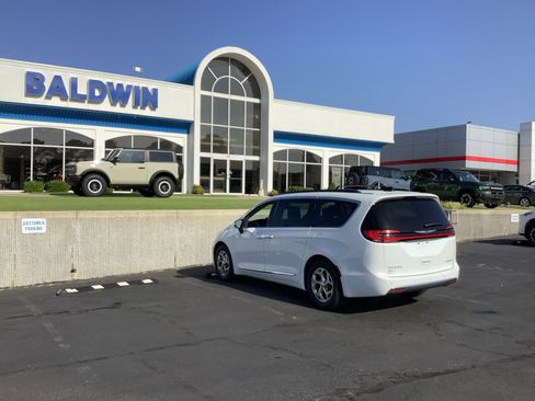 Used 2023 Chrysler Pacifica Limited image 5