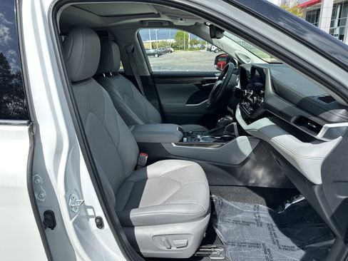 Used 2024 Toyota Highlander Limited image 34