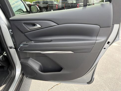 Used 2025 Chevrolet Traverse LT AWD/4WD image 16
