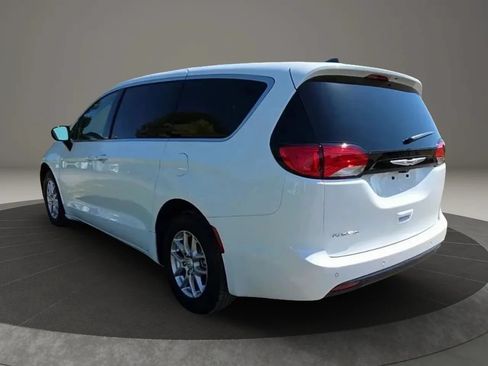 Used 2025 Chrysler Voyager LX FWD image 4