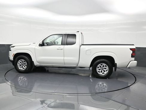 Used 2024 Nissan Frontier SV image 2