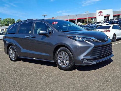 Certified 2025 Toyota Sienna XLE AWD/4WD image 1