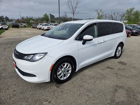 Used 2022 Chrysler Voyager LX image 3