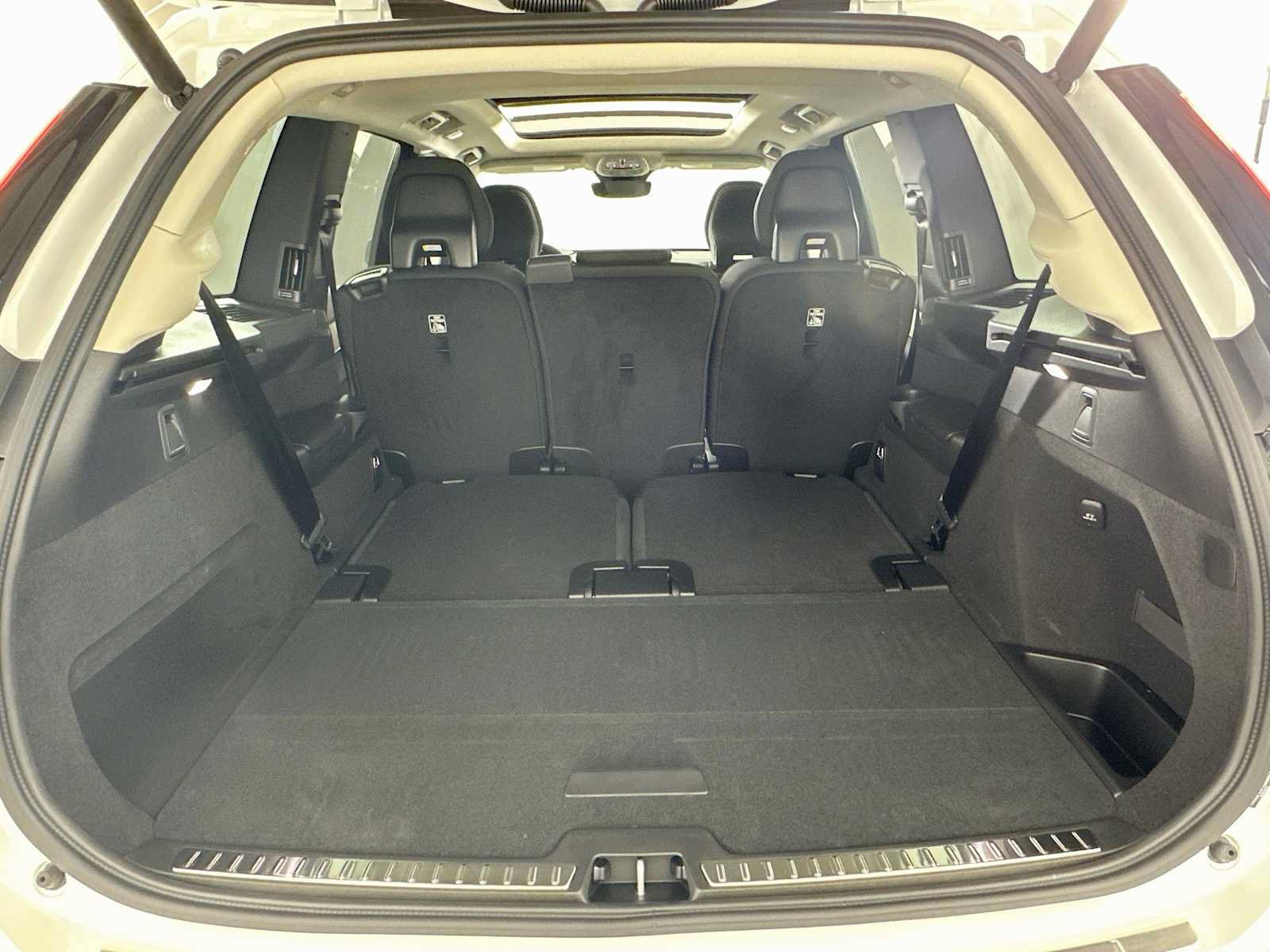 New 2026 Volvo XC90 T8 Plus w/ Protection Package Premier AWD/4WD image 24