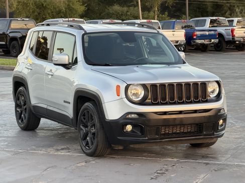 Used 2018 Jeep Renegade Altitude w/ Popular Equipment Group FWD image 3