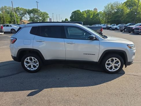 Used 2024 Jeep Compass Latitude AWD/4WD image 4