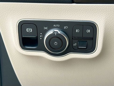 Used 2021 Mercedes-Benz GLA 250 w/ Premium Package image 35