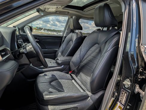 Used 2023 Toyota Highlander XLE image 16