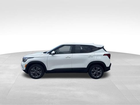 Used 2024 Kia Seltos LX AWD/4WD image 2